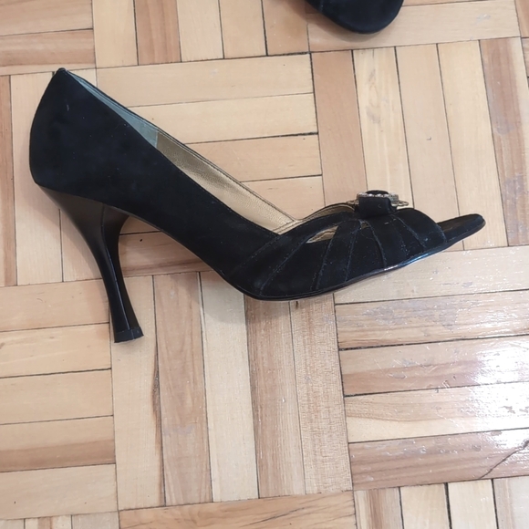 Bcbg size 6.5 B black suede heels with detail front open toe - Picture 4 of 10